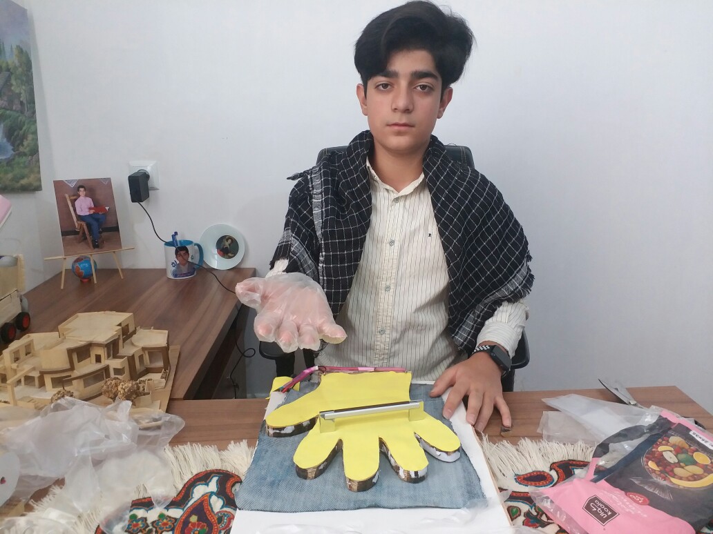 تلاش دانش آموز زرندی به تولید دستکش منجر شد