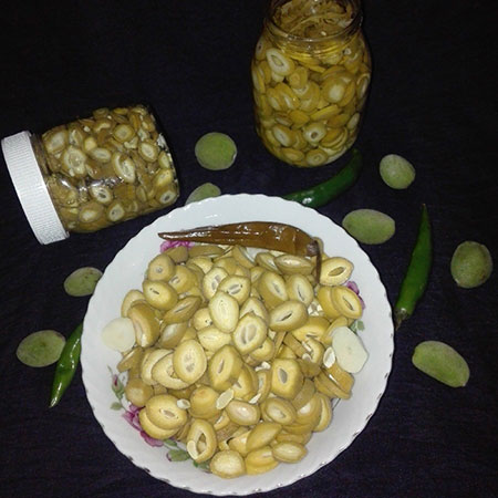 طرز تهیه انواع ترشی چغاله بادام