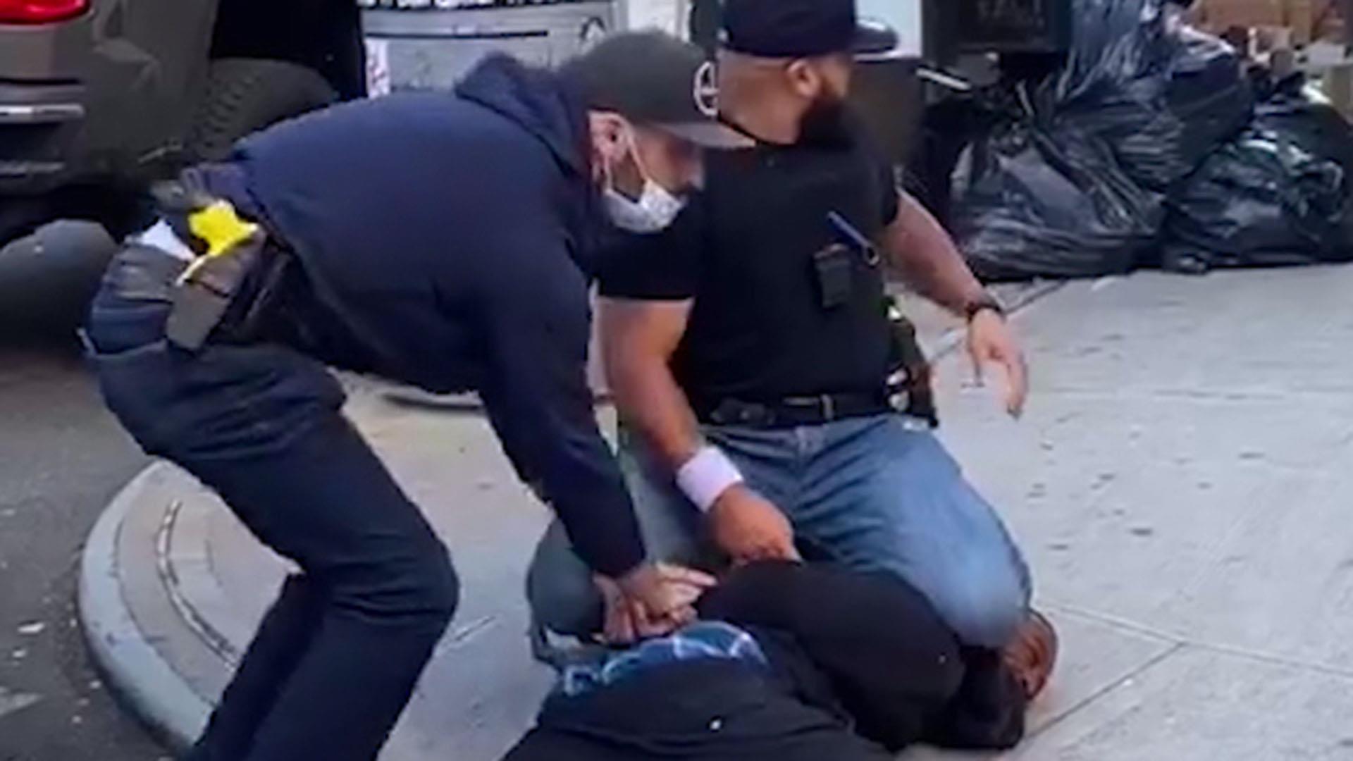 پلیس نیویورک یک عابر را به دلیل نقض قوانین فاصله‌گذاری اجتماعی به باد کتک گرفت+ فیلم
