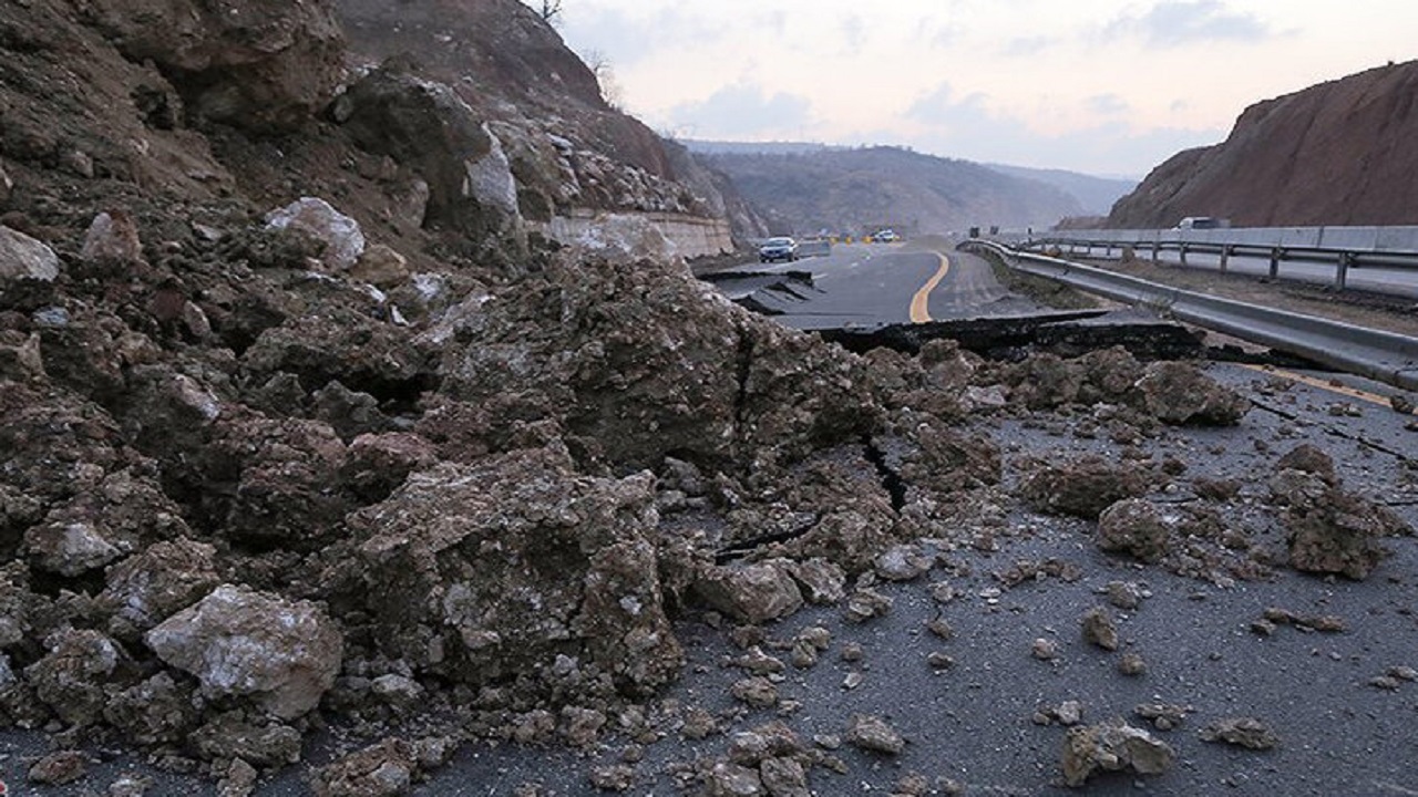 رانش کوه در آزاد راه چالوس مرزن آباد