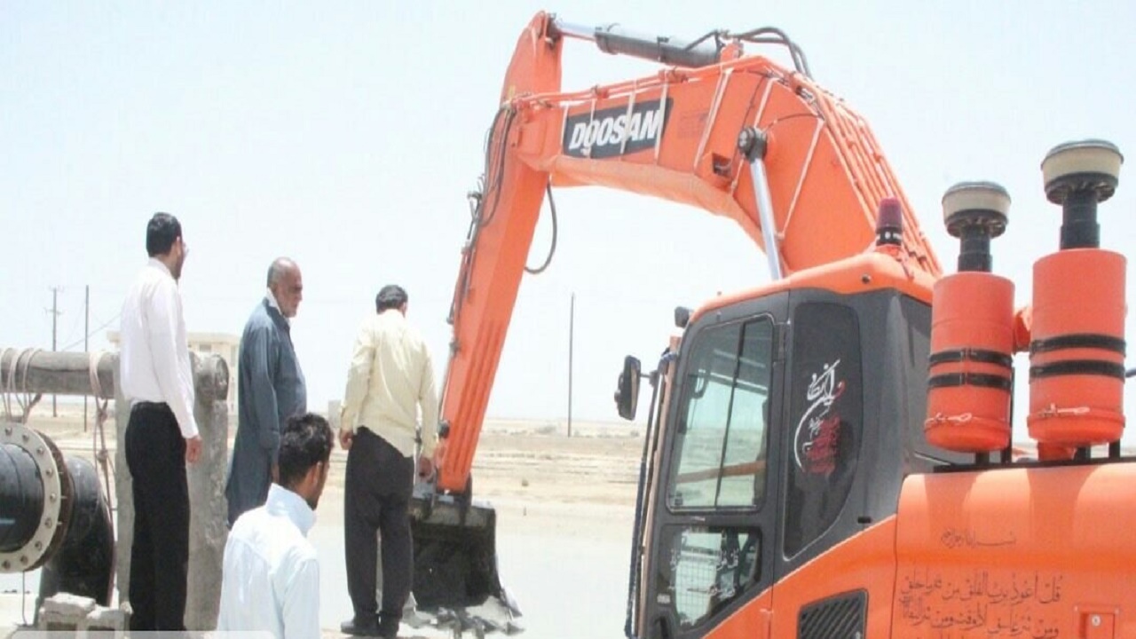 عملیات لایروبی کانال‌های آبرسان سایت پرورش میگوی گواتر دشتیاری آغاز شد