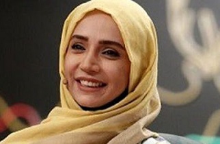 حضور شبنم قلی خانی در مسجد برای توزیع نذری