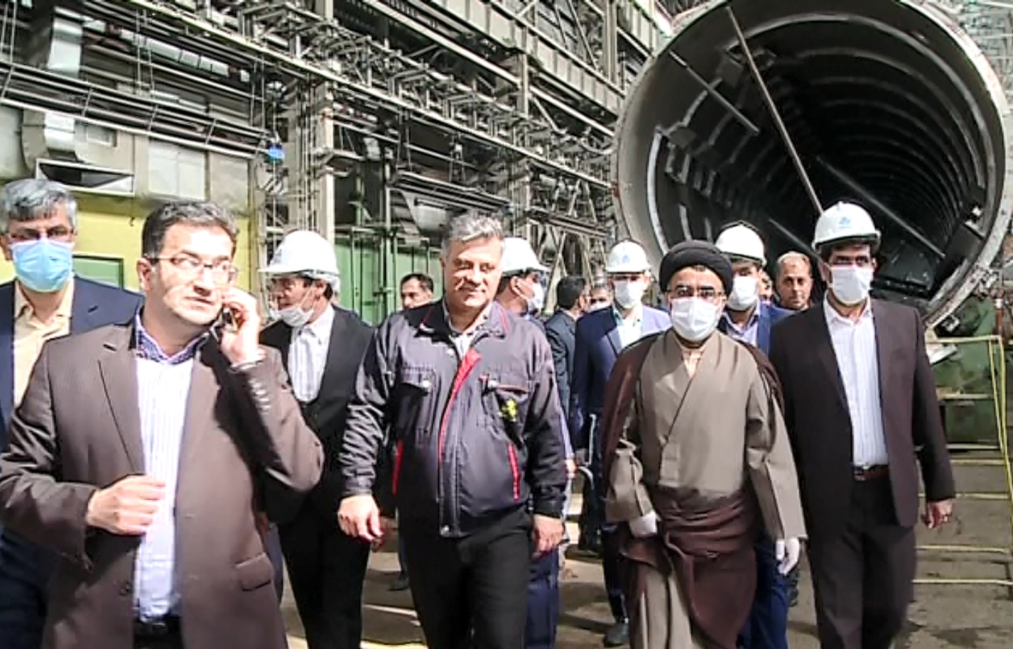 با قوت و قدرت در کنار تولید کننده و کارگر خواهیم بود