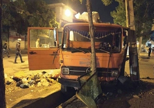 برخورد خوردو حمل پسماند شهری با تیر چراغ برق