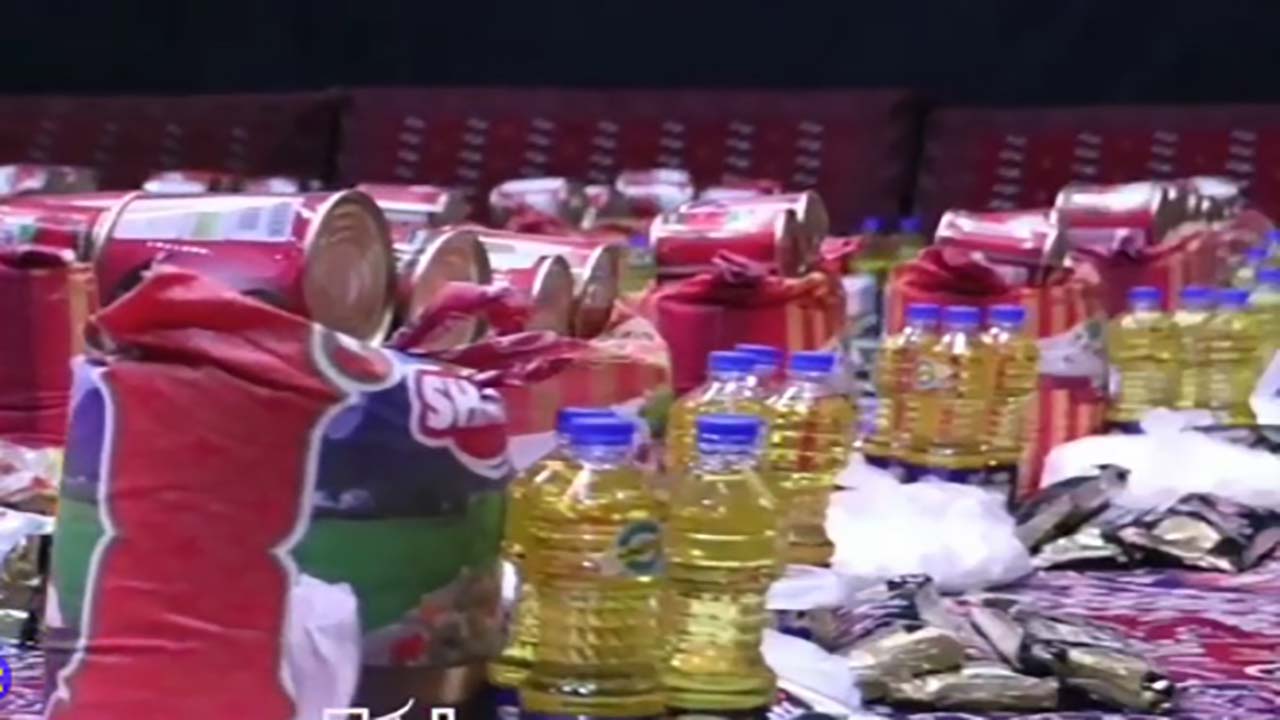 تهیه بسته‌های غذایی برای نیازمندان در صالحیه + فیلم