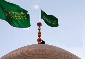 تعویض پرچم گنبد بانوی کرامت(س)در شب میلاد امام حسن(ع)