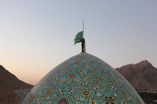 پرچم حرم امام‌زاده سید عباس بجنورد امروز نیمه رمضان تعویض می شود