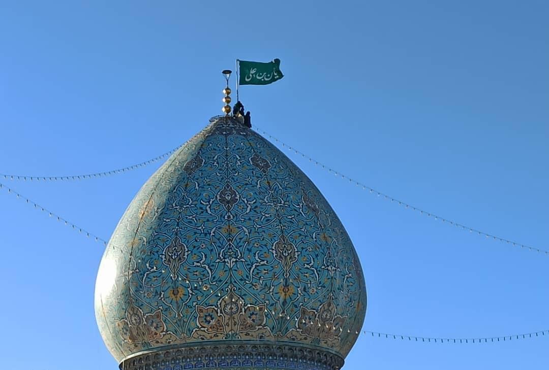 تعویض پرچم گنبد نیلگون حرم شاهچراغ (ع)