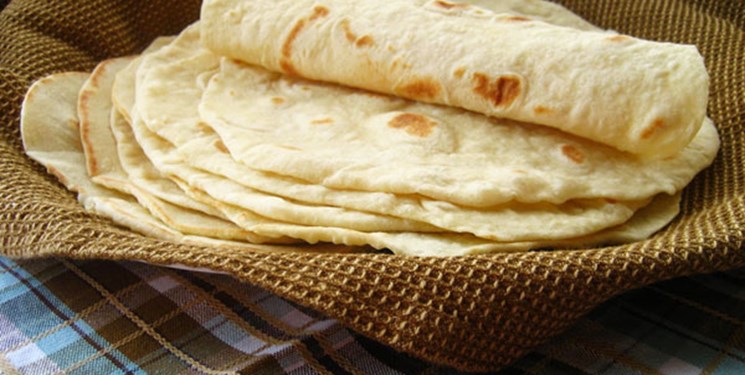 پخت و توزیع نان رایگان در حاشیه شهر ملایر