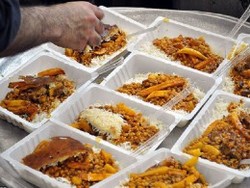 توزیع بیش از ۵ هزار پرس غذای گرم همزمان با شب میلاد با سعادت کریم اهل بیت