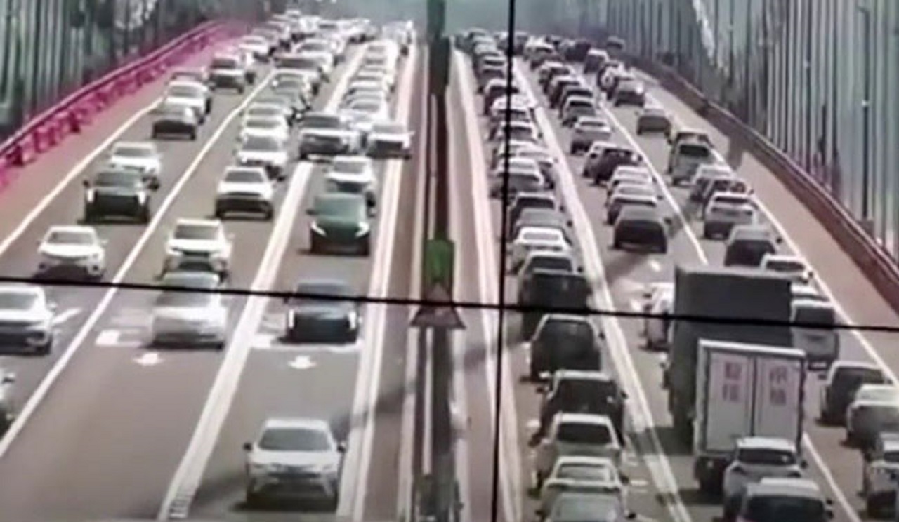 رقص پل روگذر با وزش باد شدید!