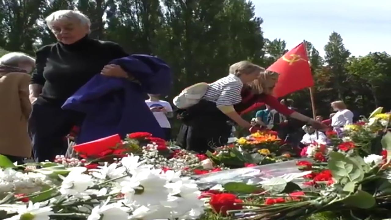 بزرگداشت سربازان شوروی در آلمان در هفتاد و پنجمین سالگرد پایان جنگ جهانی دوم + فیلم