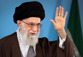 عکسی از رهبر انقلاب هنگام تماشای تصاویر قدیمی حرم ائمه بقیع