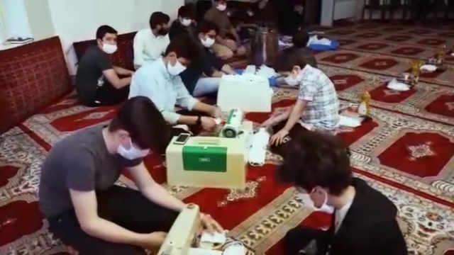 همت نوجوانان انقلابی در تولید ماسک و دستکش + فیلم