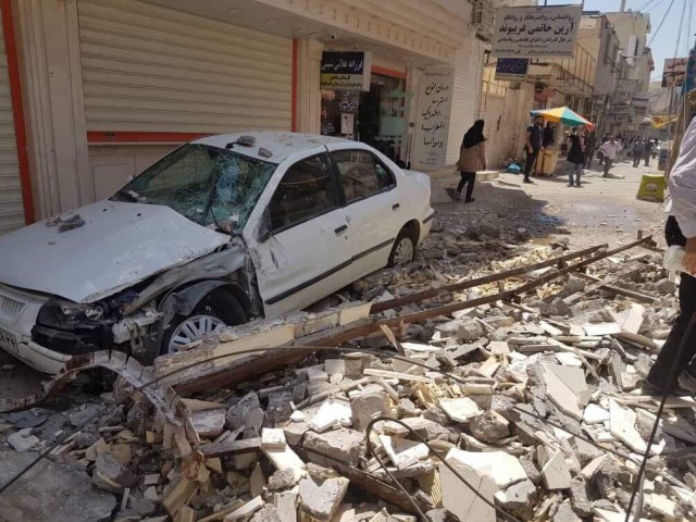 مصدومیت یک نفر بر اثر تخریب دیوار در خیابان اندرزگو