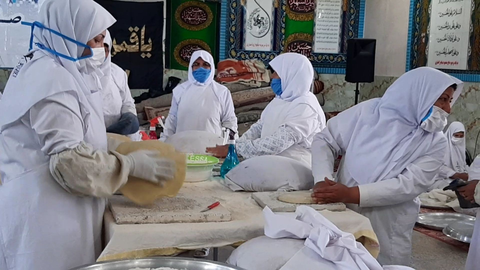 پخت و توزیع نان، بین خانواده&zwnj;های مستمند