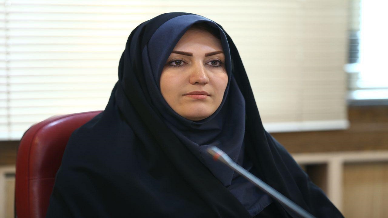 دست بافته‌ها و تولیدات فرش و گلیم روستائیان خریداری می‌شود