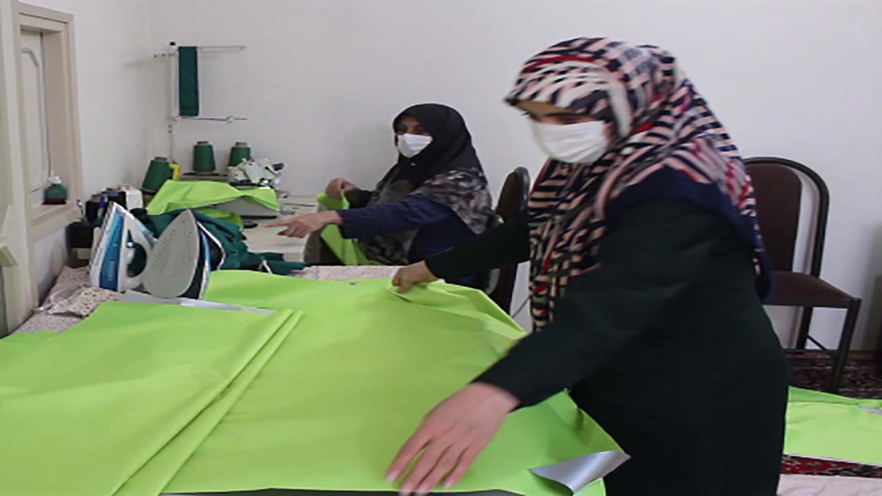 از دوخت ماسک و لباس کادر پزشکی در زنجان تا اذان گویی پسر نوجوان در مترو + فیلم و تصاویر