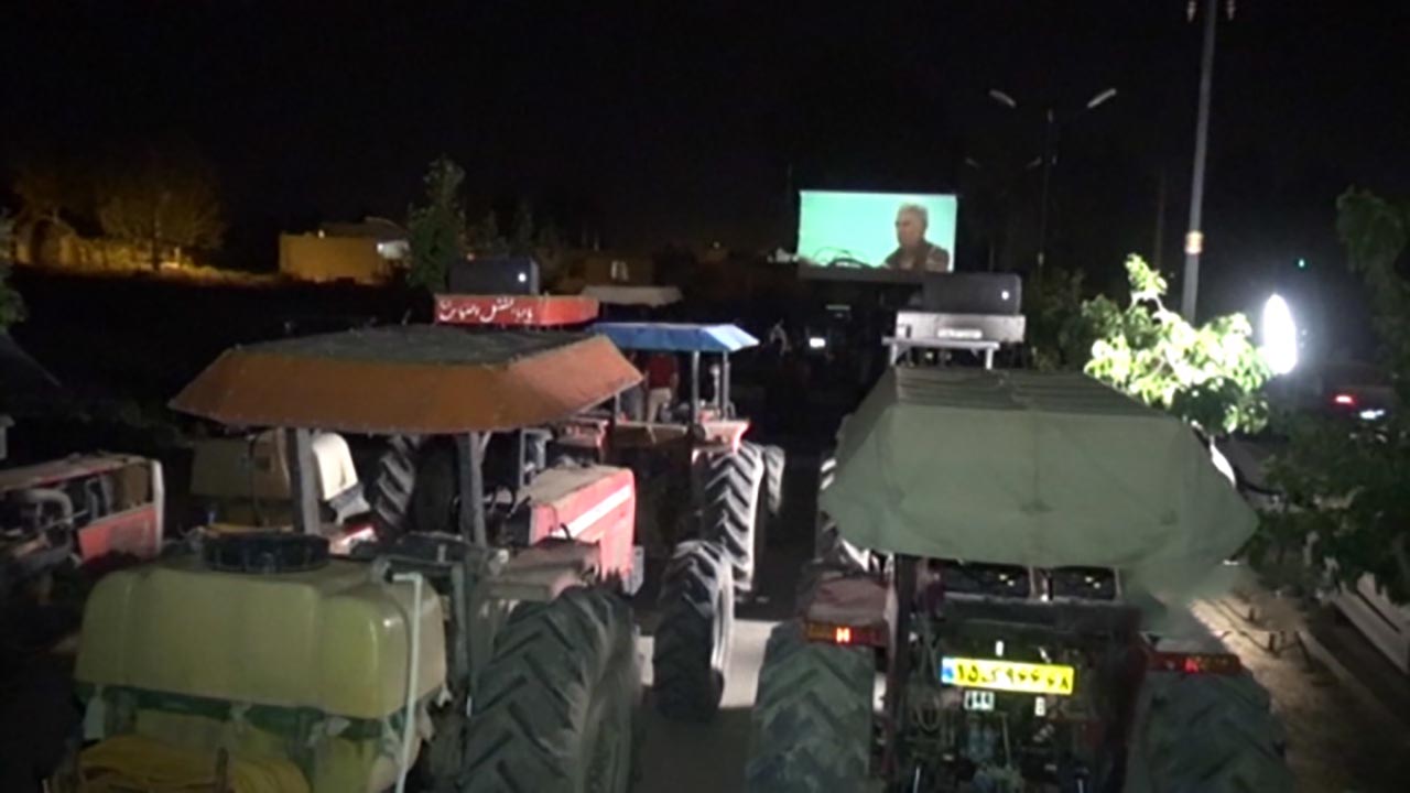 اکران فیلم خروج در سینما تراکتور! + فیلم