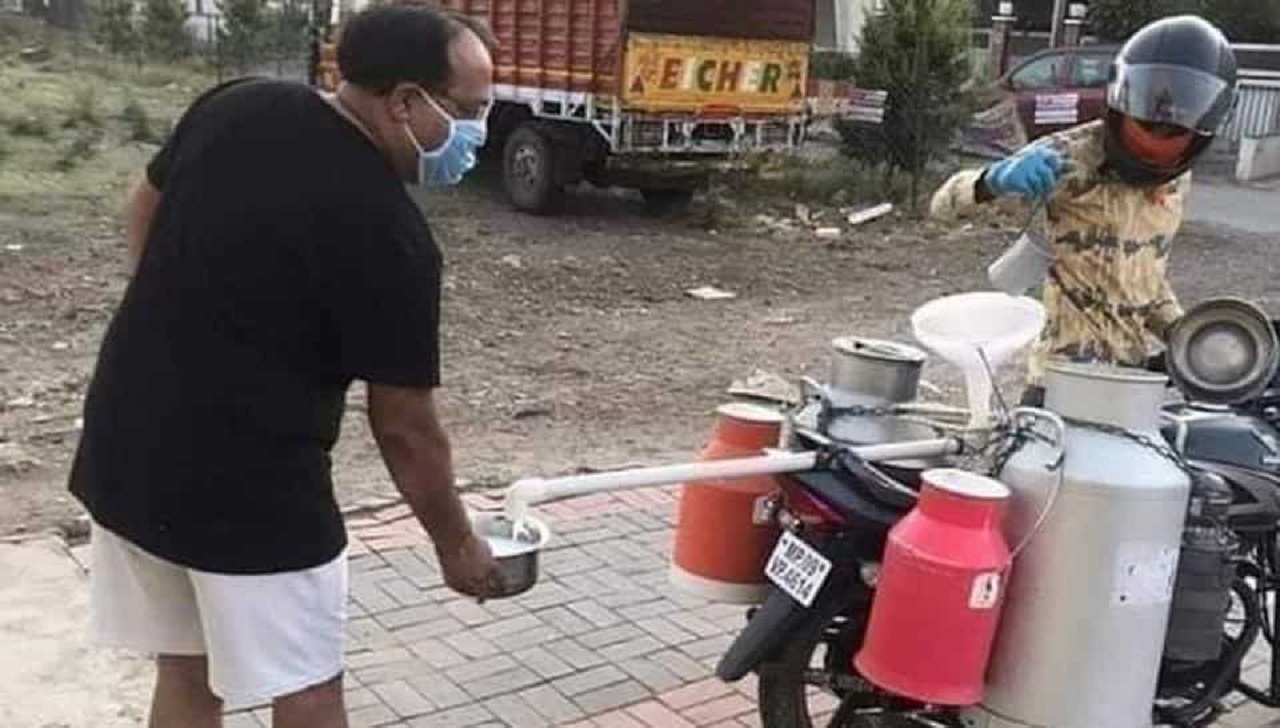 ابتکار جالب شیرفروش هندی برای مبتلانشدن به کرونا!