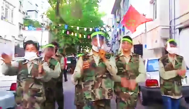 سرودخوانی بسیجیان داوطلب در سطح شهر تهران + فیلم