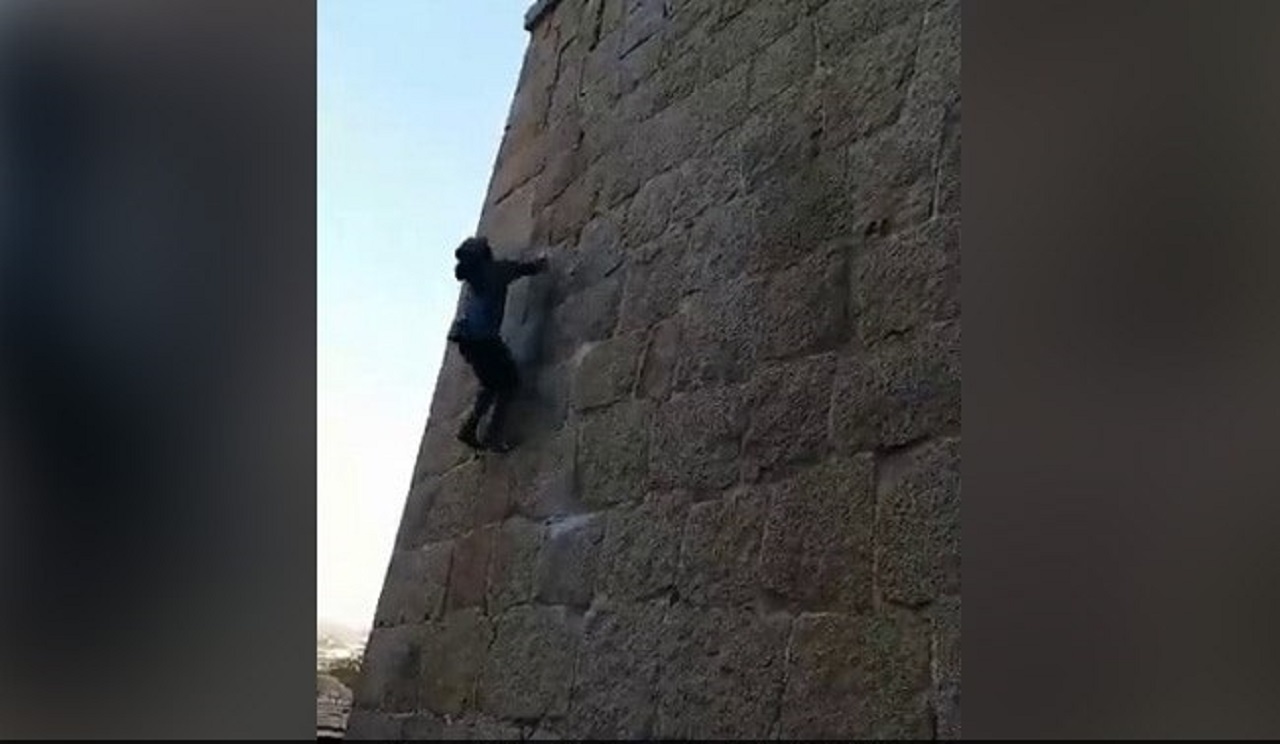 صعود با دست خالیِ مرد میمون نما به بالای قلعه!