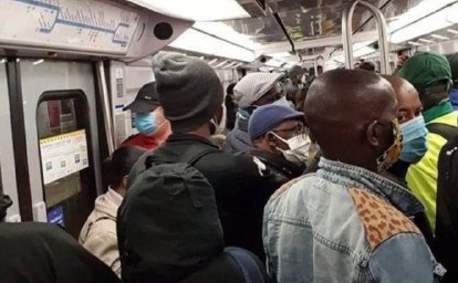 ازدحام جمعیت در متروی پاریس یک روز بعد از لغو قرنطینه