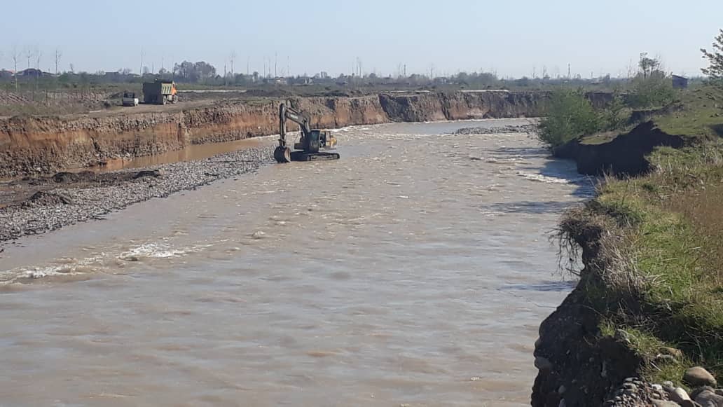 توقیف یک دستگاه بیل مکانیکی در بستر رودخانه پلرود
