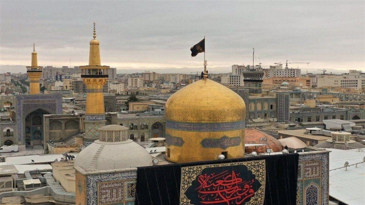 پرچم علوی بر فراز گنبد رضوی به اهتزاز درآمد