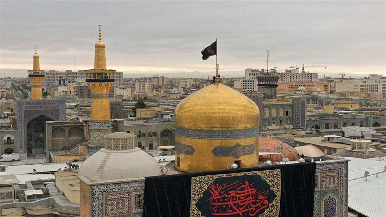فیلمی از لحظه تعویض پرچم گنبد رضوی به مناسبت شهادت امام علی (ع)