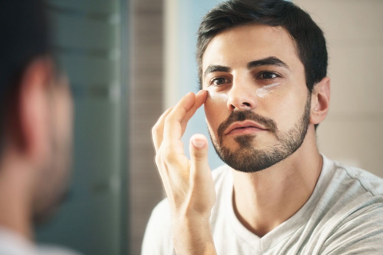علت سیاهی زیر چشم چیست و چگونه می&zwnj;توان آن را برطرف کرد؟