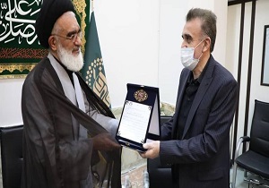 قدیر تندیس سلامت را به امام جمعه قم اهدا کرد