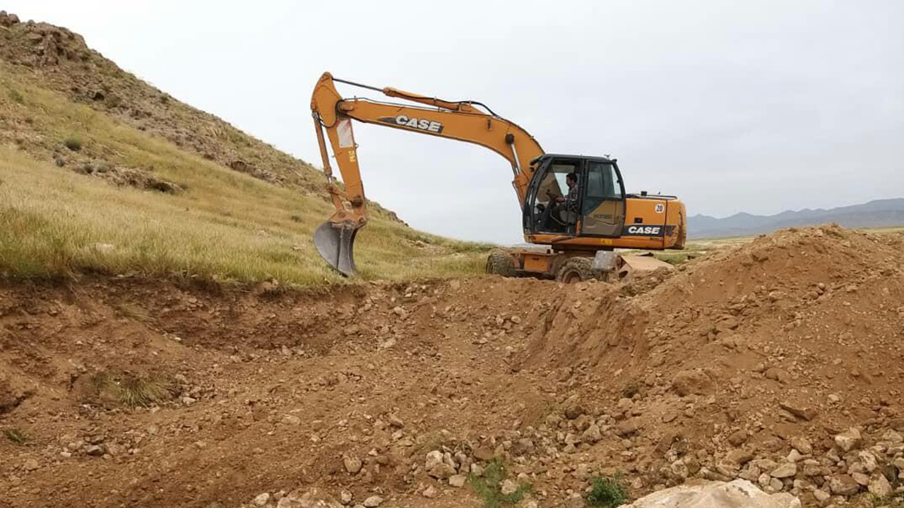 بیل مکانیکی غیرمجاز در اراضی منابع طبیعی توقیف شد