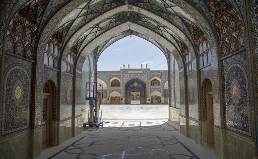 مرمت خطوط و رنگ&zwnj;آمیزی آیات قرآن کریم بر دیوار های حرم مطهر+تصاویر