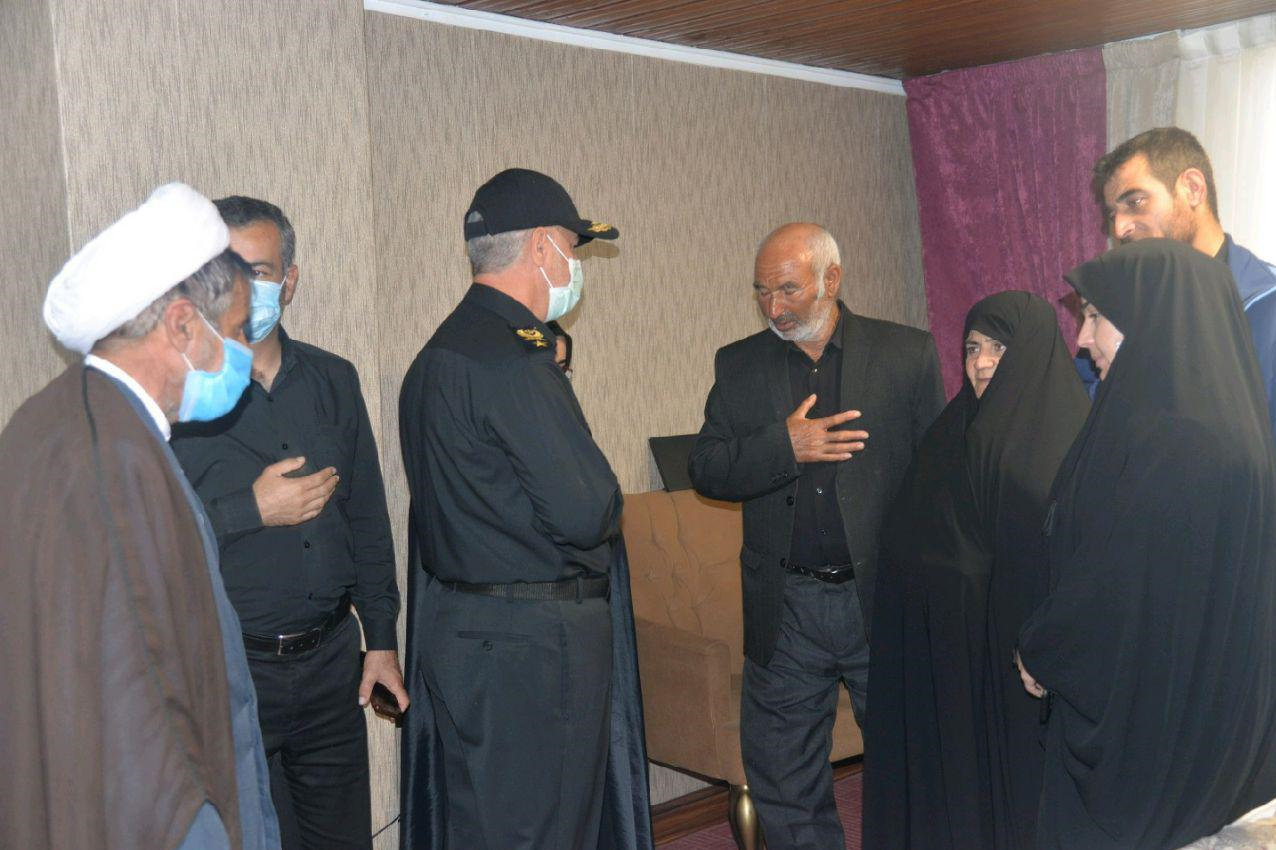 امیر دریادار خانزادی با خانواده شهدای حادثه ناو کنارک دیدار کرد
