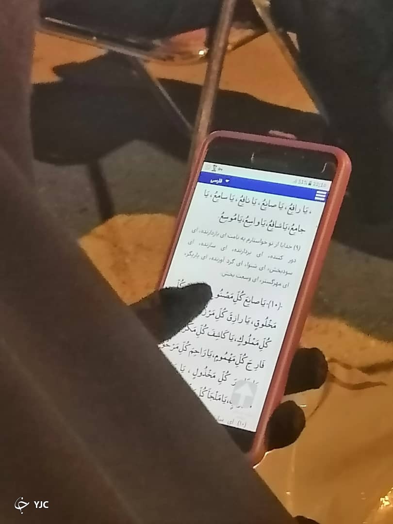تصاویری از مراسم شب قدر با رعایت فاصله گذاری در مشهد/توسل امام رضایی ها به امام متقیان