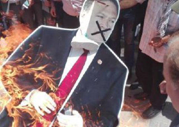 فلسطینیان تصویر پمپئو را به آتش کشیدند + تصاویر