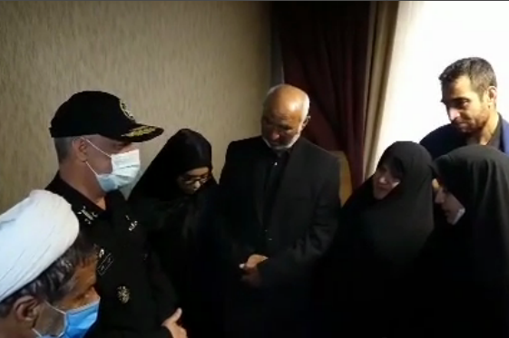 واکنش تأمل برانگیز خانواده دریادل کاظمی به شهادت فرزندشان در دیدار با فرمانده نیروی دریایی ارتش