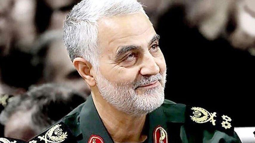 فیلمی دیده نشده از شهید قاسم سلیمانی در حال غبار روبی مضجع مطهر رضوی