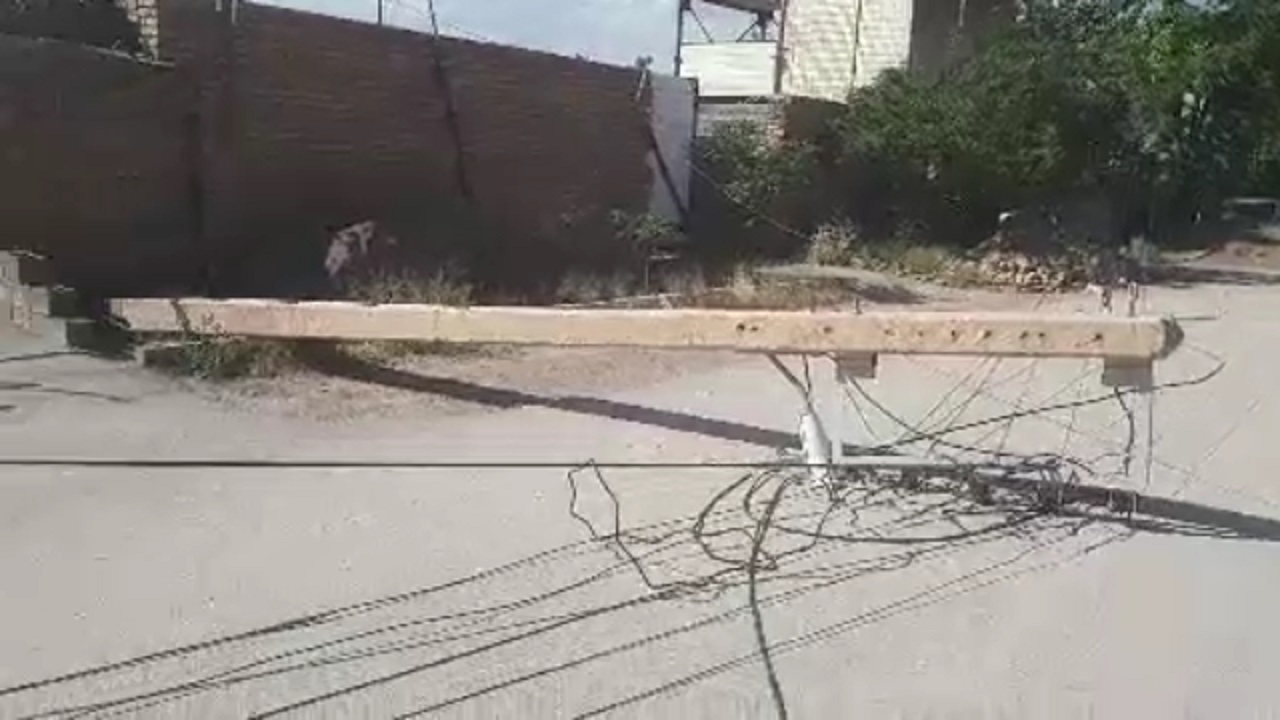 سقوط ۳ تیر برق در روستای عباس آباد زرند + فیلم