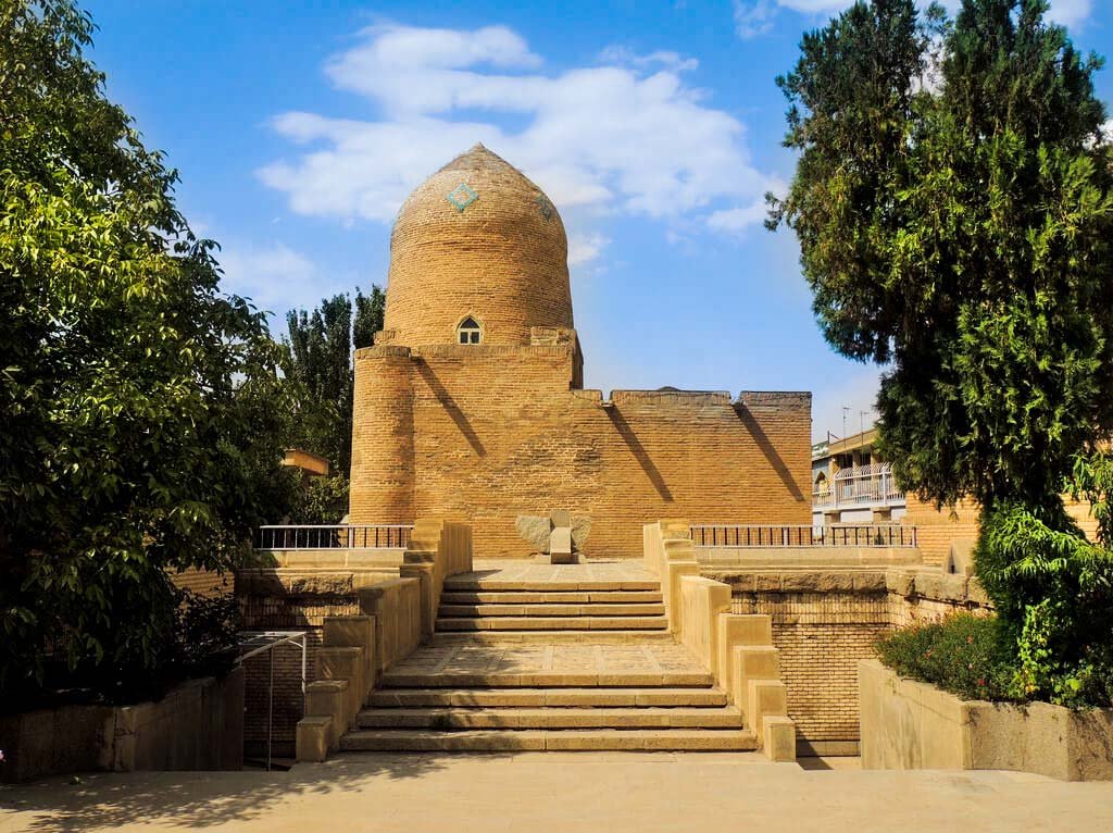 بازدید نماینده کلیمیان ایران از مقبره استر و مردخای پس از شایعه آتش سوزی آن