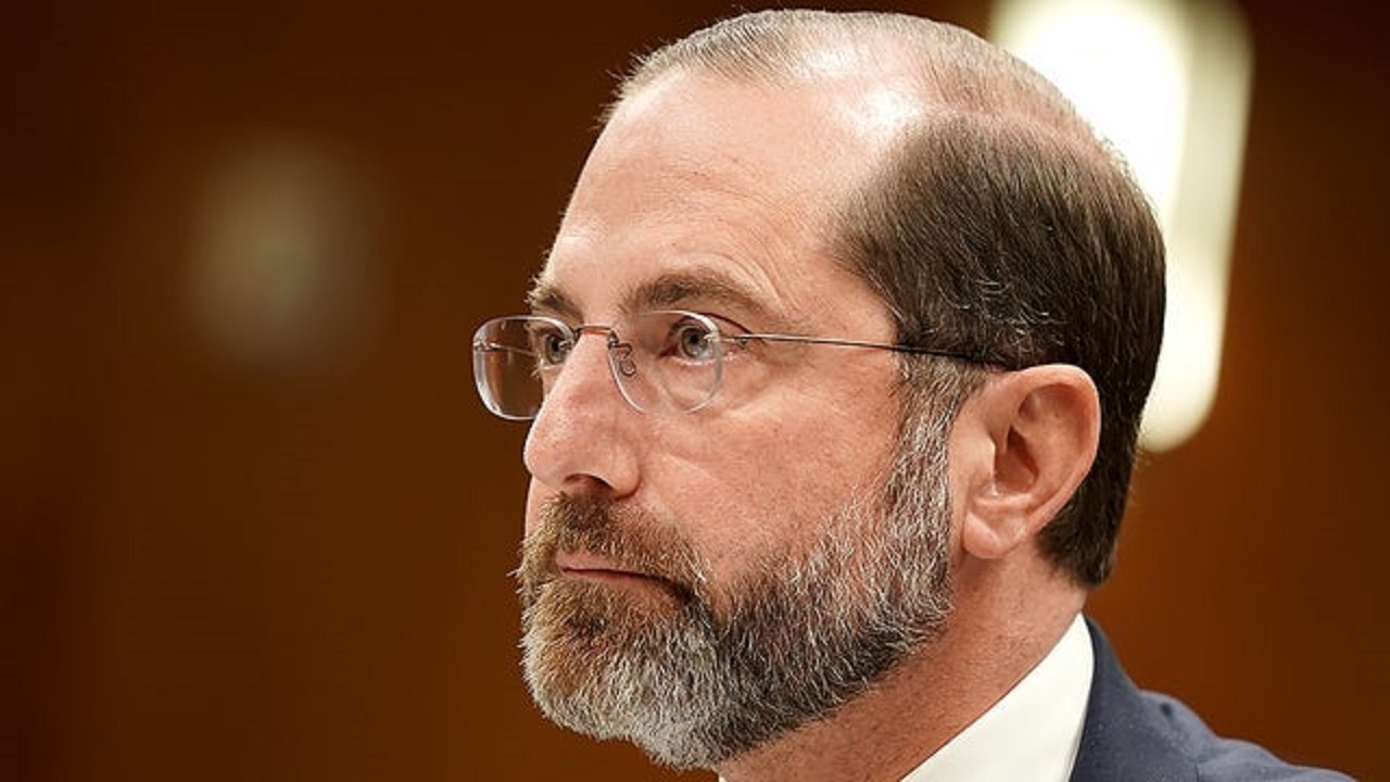 وزیر خدمات انسانی آمریکا: ازدحام‌های کنونی با وجود خطر کرونا، بخشی از آزادی است