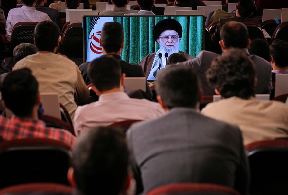دغدغههای دانشجویان در دیدار با رهبری؛ از آرزو شدن پراید تا سنگی به نام سربازی دغدغههای دانشجویان در دیدار با رهبری؛ از آرزو شدن پراید تا سنگی به نام سربازی