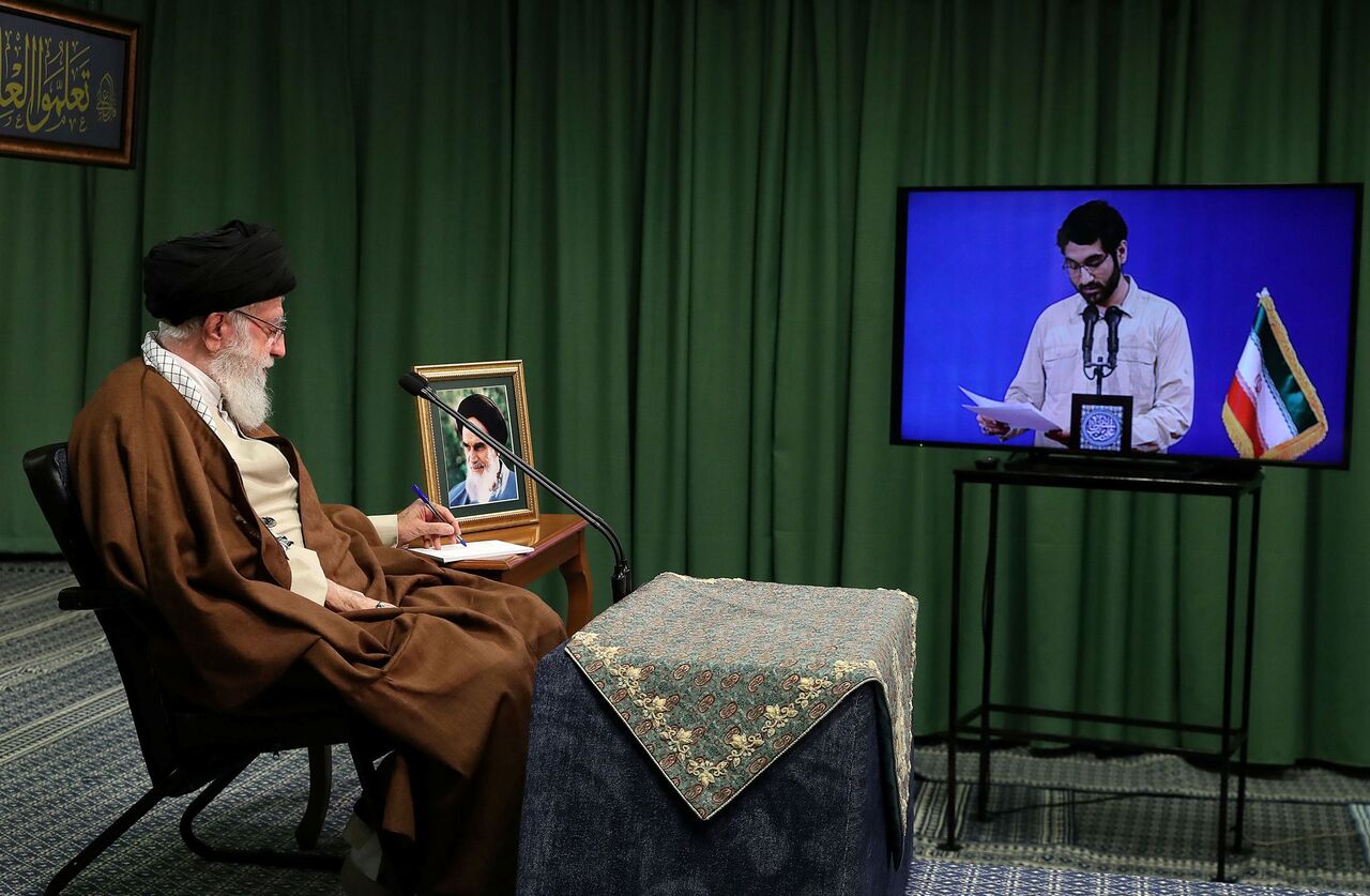 دغدغههای دانشجویان در دیدار با رهبری؛ از آرزو شدن پراید تا سنگی به نام سربازی دغدغههای دانشجویان در دیدار با رهبری؛ از آرزو شدن پراید تا سنگی به نام سربازی