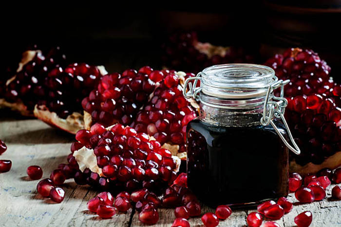 ۳ روش تهیه سس انار، چاشنی بی نظیر غذا و دسر