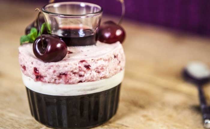 طرز تهیه سوفله گیلاس؛ دسری مجلسی و خاص