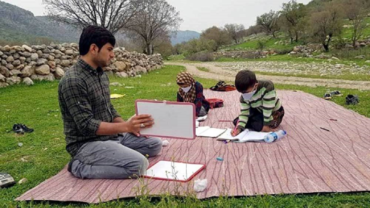 ایثار معلمان روستایی در روزهای کرونایی
