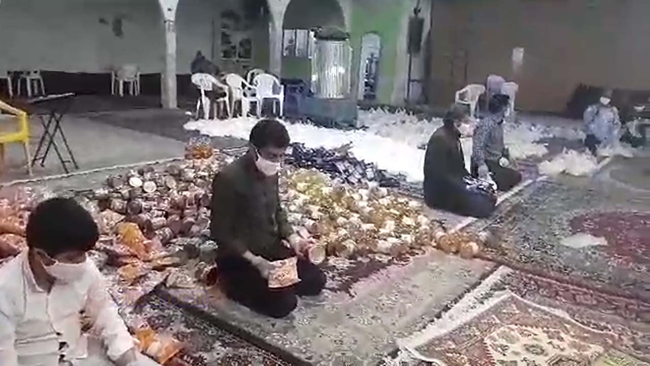 تهیه بسته‌های مواد غذایی و بهداشتی برای نیازمندان در «ده‌سرخ» + فیلم