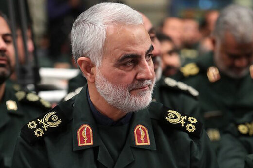 ویدیویی دیده نشده از شهید سلیمانی در کنار قنات ملک