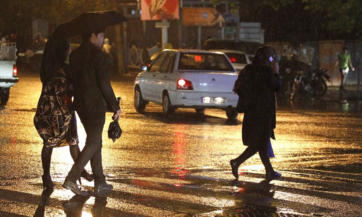 اعزام نیرو‌های فنی عمرانی برای جمع آوری آب‌های سطحی/ آماده باش ۲۴ ساعته نیرو‌های خدمات شهری